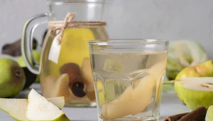 Dodaj łyżkę octu gruszkowego do szklanki z wodą i pij na czczo. Korzyści dla jelit i figury