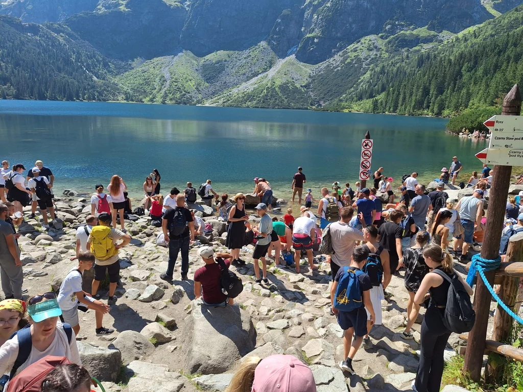 Tłumy turystów nad Morskim Okiem