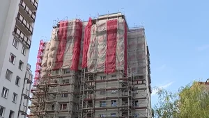 Mieszkańcy Katowic mają dość. Od dwóch lat wokół ich bloku stoi rusztowanie