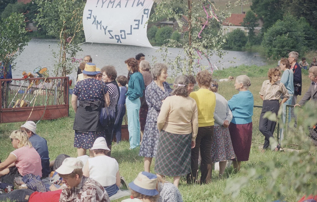 Grupa pielgrzymów podczas odpoczynku nad brzegiem jeziora Ruskiego w 1988 r.