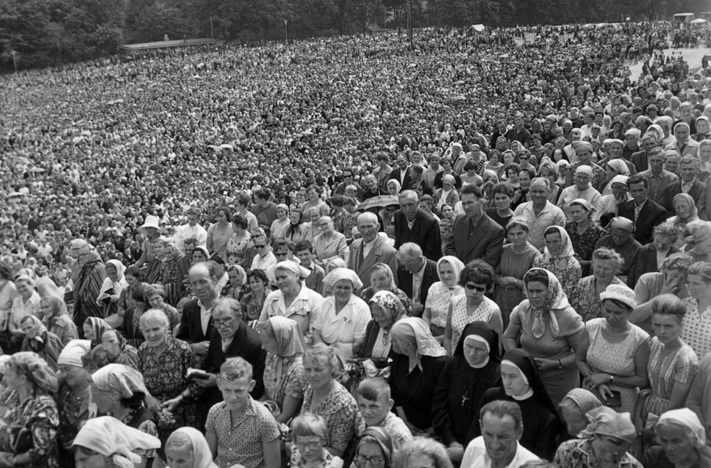 Pielgrzymi na wałach i na błoniach pod wałami jasnogórskiego klasztoru w 1966 r. podczas obchodów Tysiąclecia Chrztu Polski