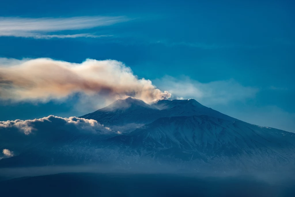 Dymiący wulkan Etna