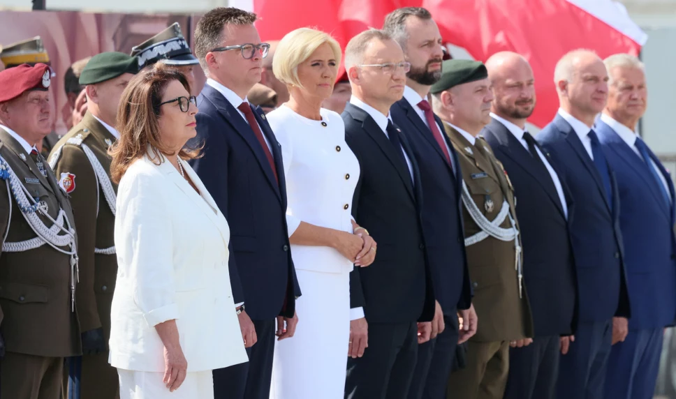 Od lewej: Małgorzata Kidawa-Błońska, Szymon Hołownia, Agata Kornhauser-Duda, Andrzej Duda i Władysław Kosiniak-Kamysz przed Grobem Nieznanego Żołnierza