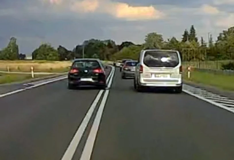 Kierowca Golfa wyprzedzał nie stosując się do podwójnej linii ciągłej i na zakazie. Grozi mu kara do 30 tys. zł. Kierowca Golfa wyprzedzał nie stosując się do podwójnej linii ciągłej i na zakazie. Grozi mu kara do 30 tys. zł.