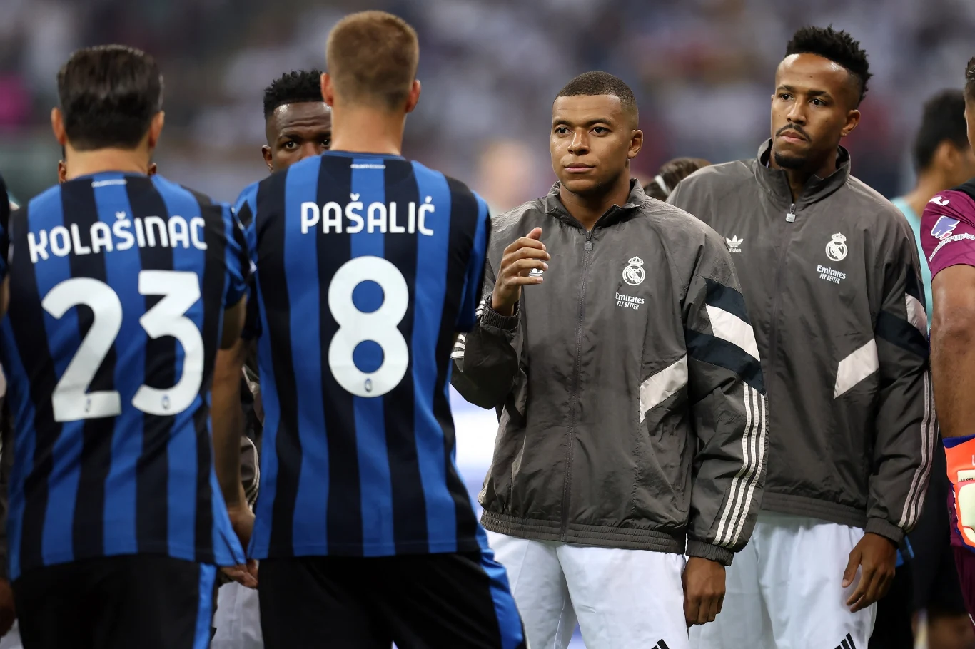 Eder Militao (pierwszy z prawej) to kolejna gwiazda Realu Madryt która w ostatnim czasie znalazła się w orbicie zainteresowań Saudyjczyków Eder Militao (pierwszy z prawej) to kolejna gwiazda Realu Madryt która w ostatnim czasie znalazła się w orbicie zainteresowań Saudyjczyków