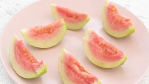 W tych owocach znajdziesz najwięcej witaminy C. Dzięki nim wpłyniesz na proces syntezy kolagenu