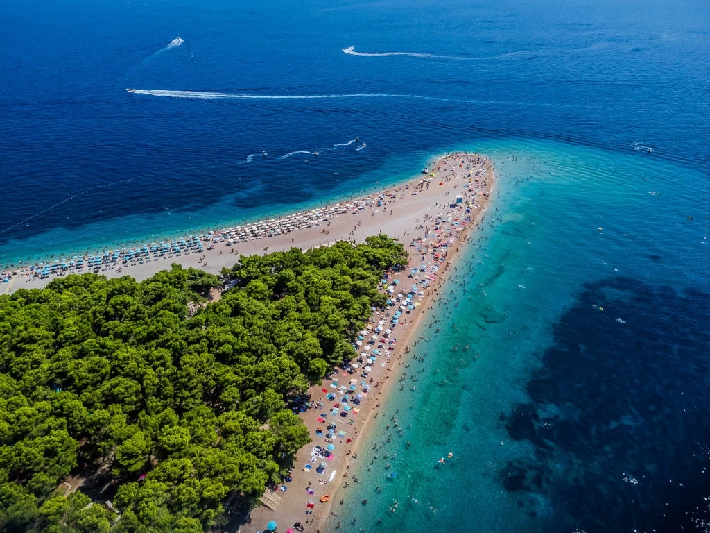 Turyści na plaży Złoty Róg na wyspie Brac. Woda w Adriatyku robi się coraz cieplejsza. Według chorwackich ekspertów niedługo może być tak ciepła jak w Morzu Czerwonym