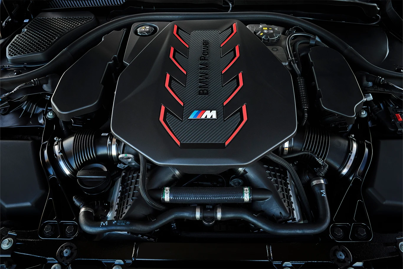 BMW M5 Touring (G99). Pod maską pracuje silnik 4.4 V8, który współpracuje z elektryczną jednostką.