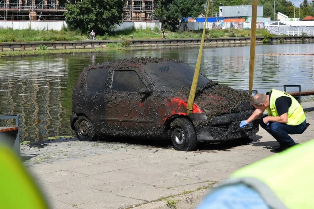 Zagadka wraków z rzeki Elbląg rozwiązana? Policja dotarła do właścicieli 