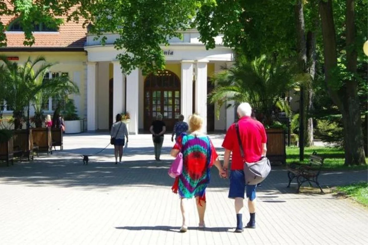 Można skorzystać z sanatorium z małżonkiem, jednak należy pamiętać, że miejsce pobytu przydzielane jest głównie ze względu na typ choroby i specjalizację ośrodka