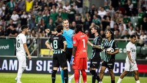 Sędzia Duje Strukan (na środku) znalazł się w ogniu krytyki po ostatnim meczu Śląska z St. Gallen