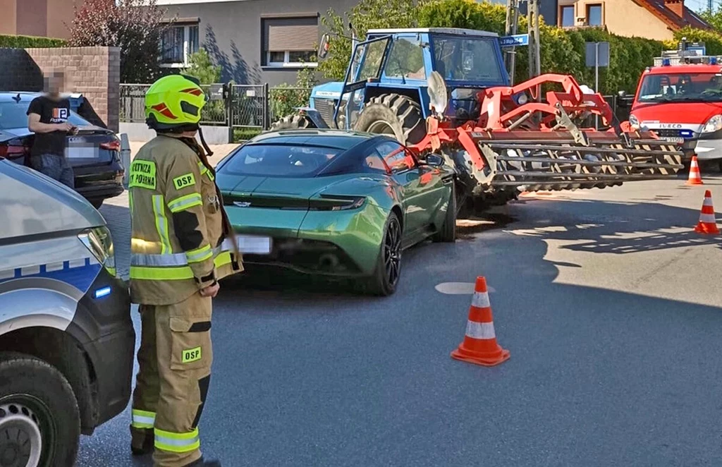 Aston Martin DB12 zderzył się z Ursusem. Policja ukarała obu kierowców