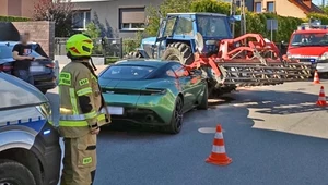 Aston Martin wjechał w skręcającego Ursusa. Zaskakująca decyzja policji