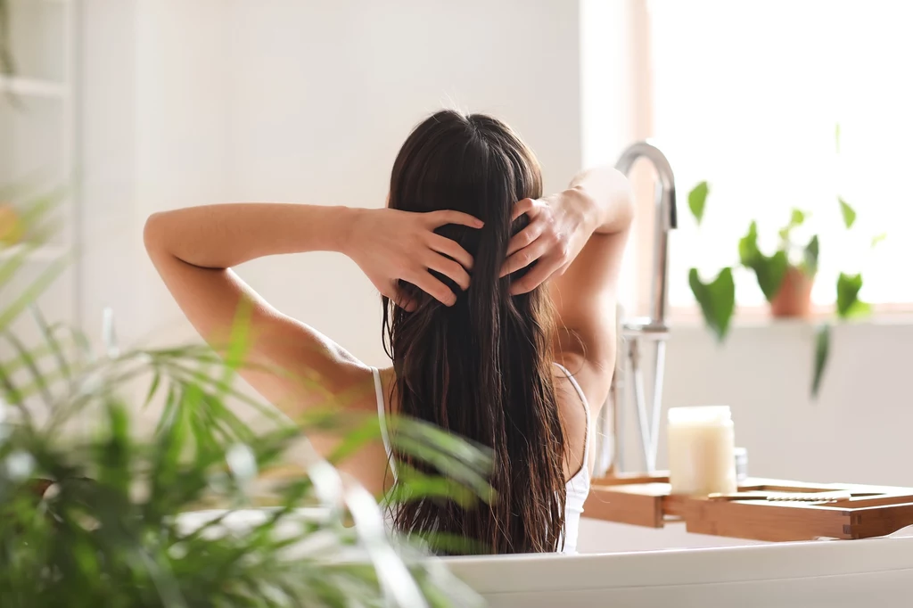 Mydło może mieć działanie silnie odtłuszczające, co prowadzi do nadmiernego usunięcia sebum, czyli naturalnego oleju chroniącego włosy przed wysuszeniem