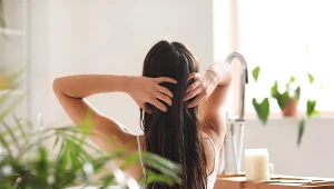 Nigdy nie rób tego podczas mycia włosów. Będą wypadać, a kolor szybko wyblaknie 