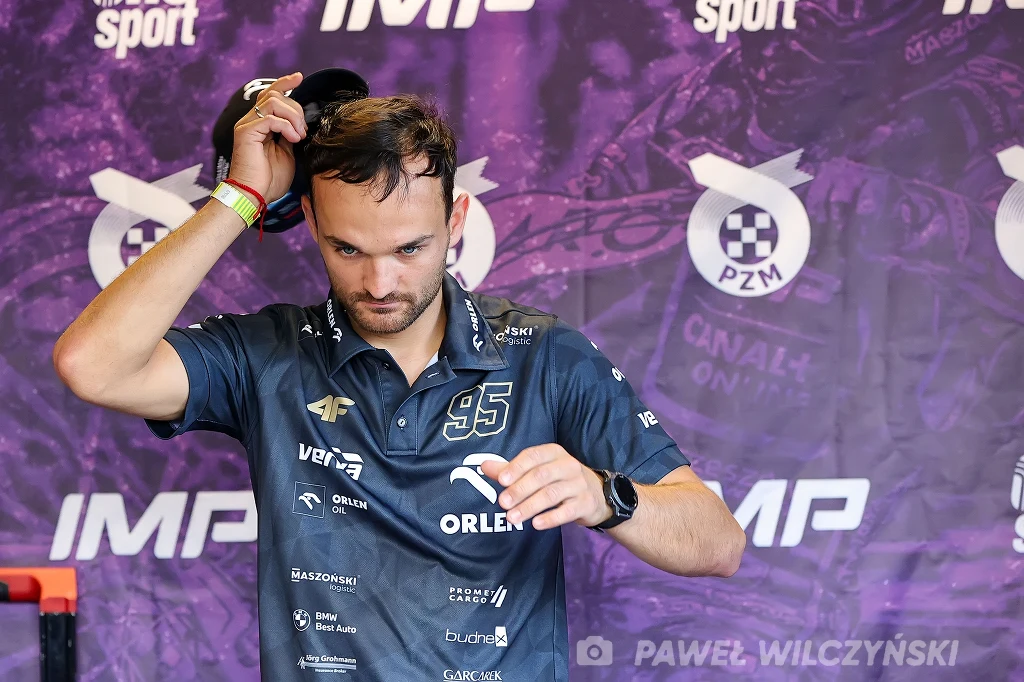 Bartosz Zmarzlik zafrasowany. Bartosz Zmarzlik zafrasowany.