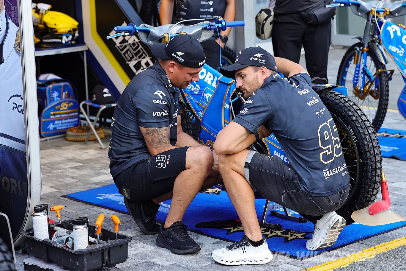 Paweł Wilczyński i jego mechanik przygotowują motocykl. Paweł Wilczyński i jego mechanik przygotowują motocykl.