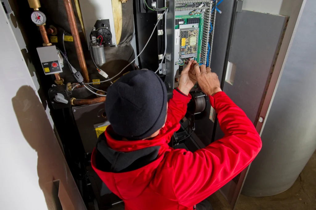 Kocioł na pellet może wymagać zmiany ustawień, by palić w nim pestkami z owoców. Polacy coraz częściej wymieniają źródła ciepła na kotły na biomasę. Na zdjęciu instalacja pieca na pellet