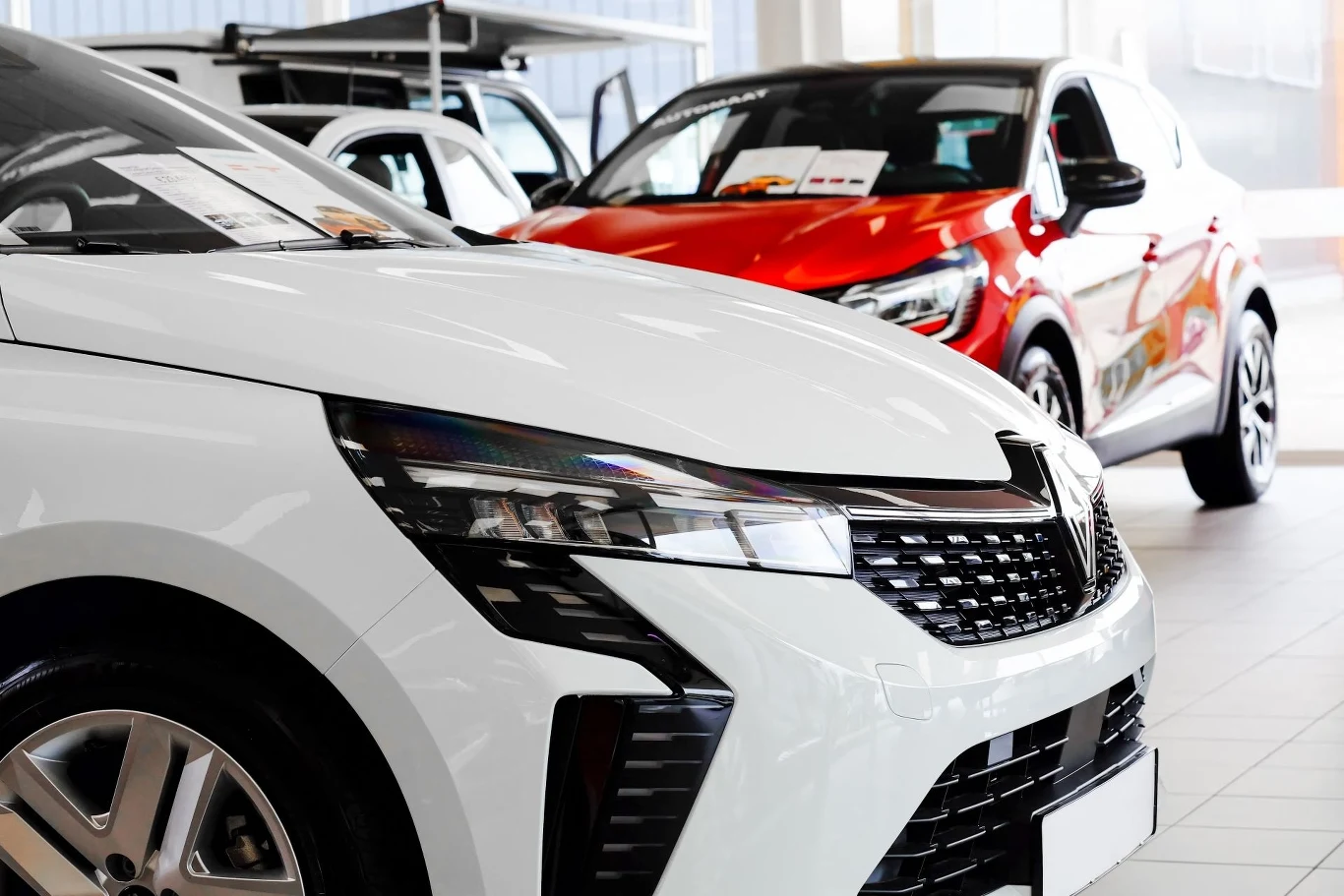 Czy jest sens wydawać gotówkę na nowy samochód, jeśli można płacić miesięczne raty? article cover