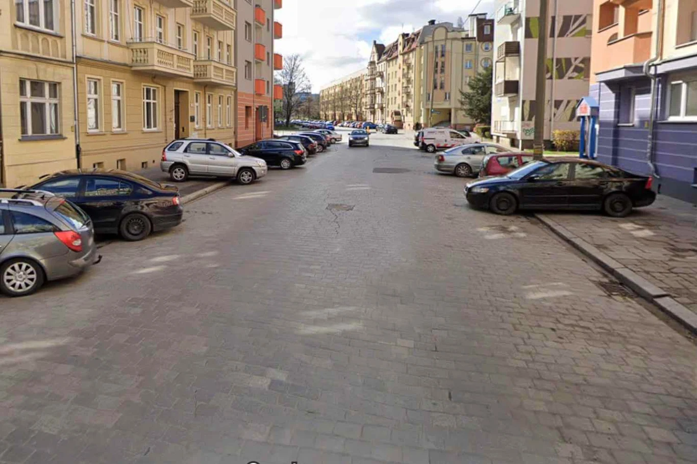 W określonych sytuacjach zakaz parkowania tyłem do budynku wynika bezpośrednio z przepisów prawa / fot. zrzut ekranu Map Google W określonych sytuacjach zakaz parkowania tyłem do budynku wynika bezpośrednio z przepisów prawa / fot. zrzut ekranu Map Google