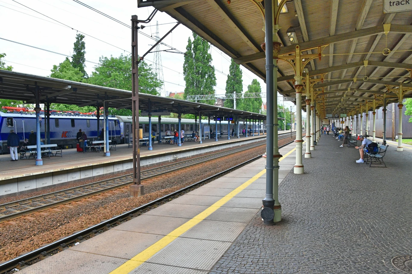 Tragedia w Spocie. 23-latek wepchnięty pod pociąg Tragedia w Spocie. 23-latek wepchnięty pod pociąg