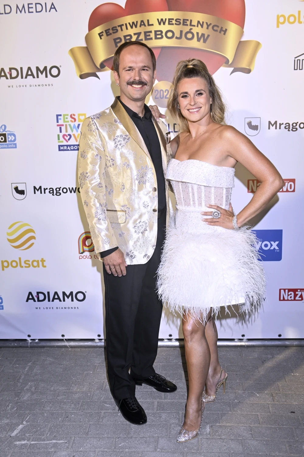 Złoty (a skromny!) Sławomir i Kajra w tradycyjnej, acz charakternej bieli. Złoty (a skromny!) Sławomir i Kajra w tradycyjnej, acz charakternej bieli.