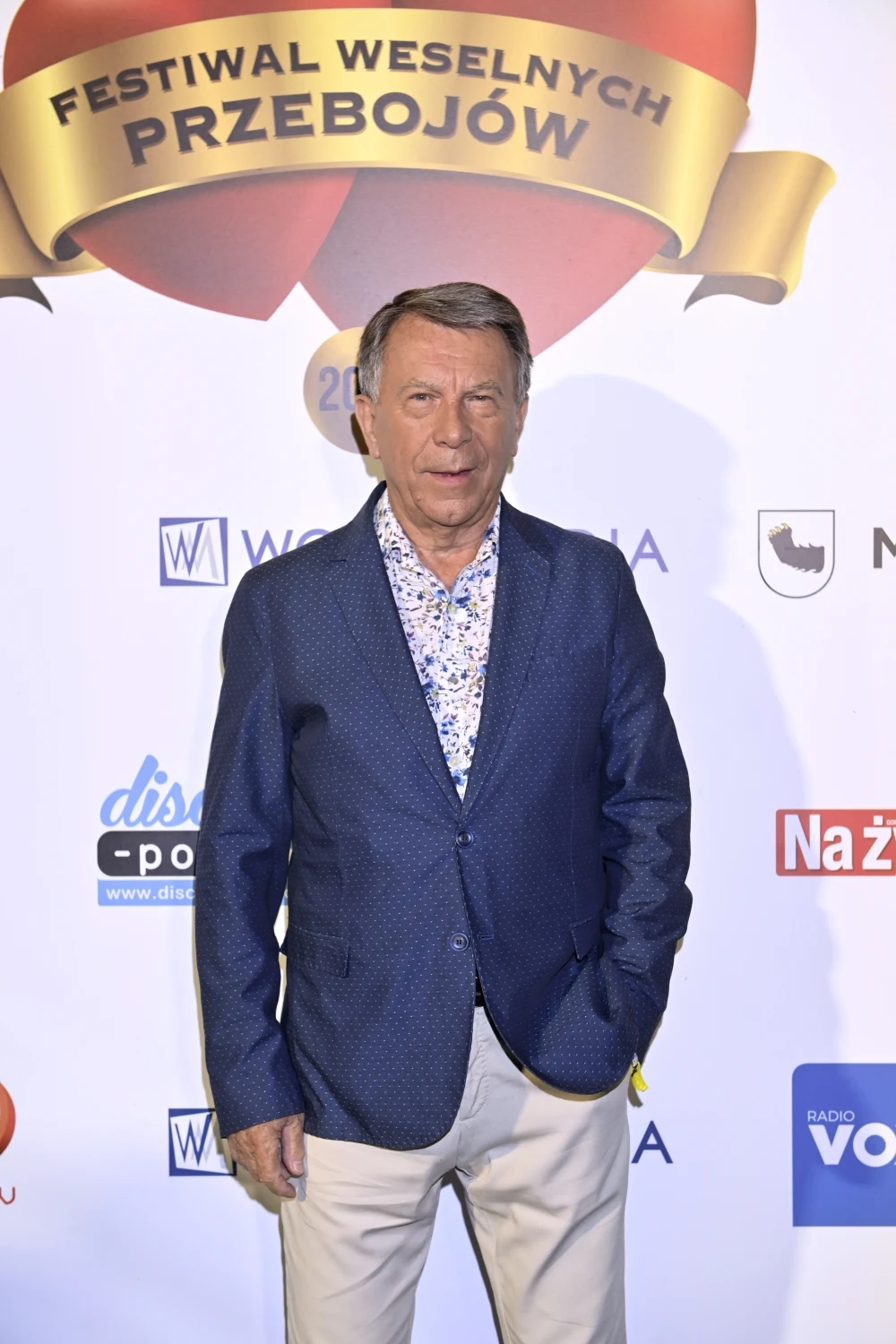 Wojciech Gąssowski postawił na klasyczną marynarkę, jasne spodnie i koszulę w drobne wzorki. Wojciech Gąssowski postawił na klasyczną marynarkę, jasne spodnie i koszulę w drobne wzorki.