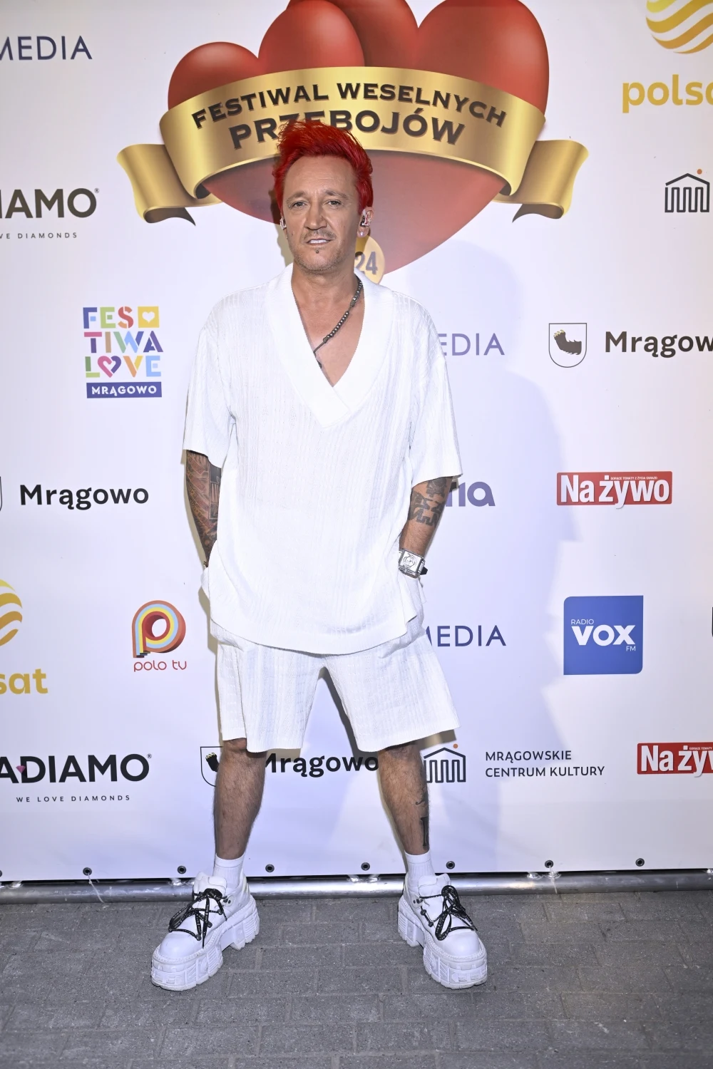 Michał Wiśniewski wpadł na scenę cały na biało. Michał Wiśniewski wpadł na scenę cały na biało.