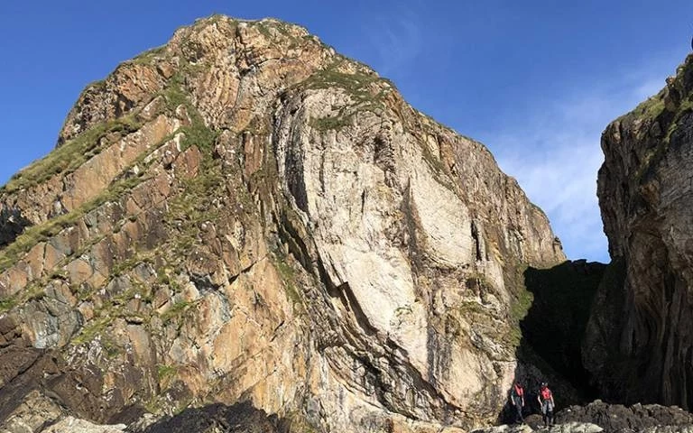 Wychodnia zwana „Bąbelkiem” na Eileach an Naoimh (Święta Wyspa). Pokazuje ogromny biały fragment skały, o średnicy kilkudziesięciu metrów, który pierwotnie był częścią leżącej pod nim sekwencji skalnej. Warstwy w skale węglanowej zostały ściśnięte pod ogromnym ciśnieniem i przetransportowane przez grube pokrywy lodowe do ostatecznego spoczynku jako jeden z wielu różnych fragmentów skały w morenie. 