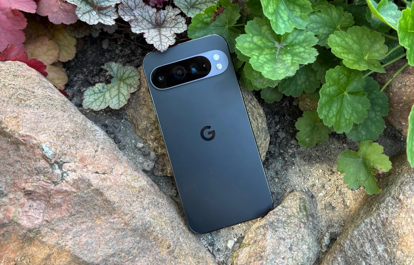 Smartfony Google Pixel 11 z datą premiery. Zobaczymy także inne nowości. Czarny smartfon Google Pixel 11 położony wśród zielonych liści i kamieni, widok w naturalnym otoczeniu