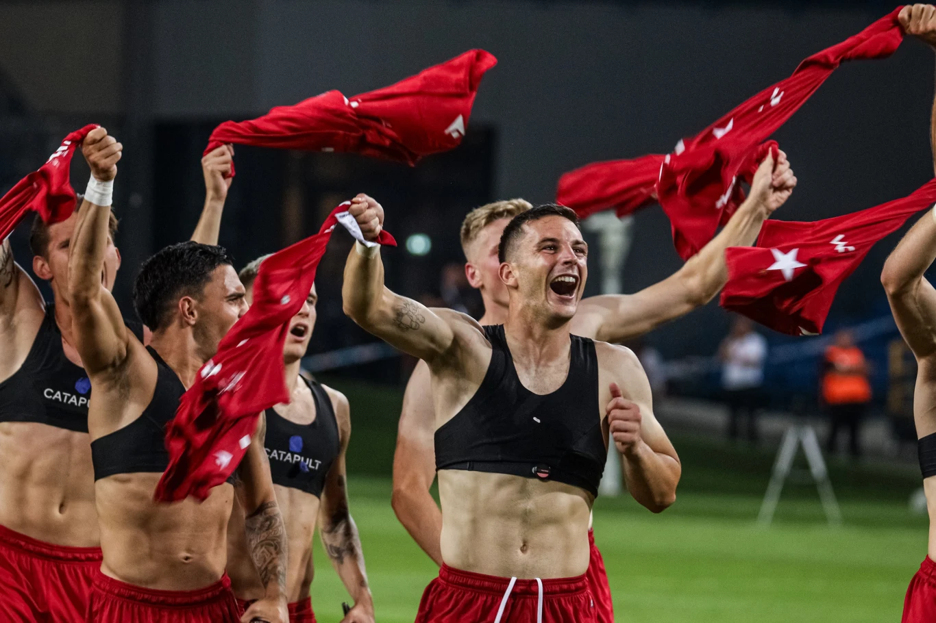 Radość piłkarzy Wisły Kraków po pucharowym triumfie nad Spartakiem Trnawa Radość piłkarzy Wisły Kraków po pucharowym triumfie nad Spartakiem Trnawa