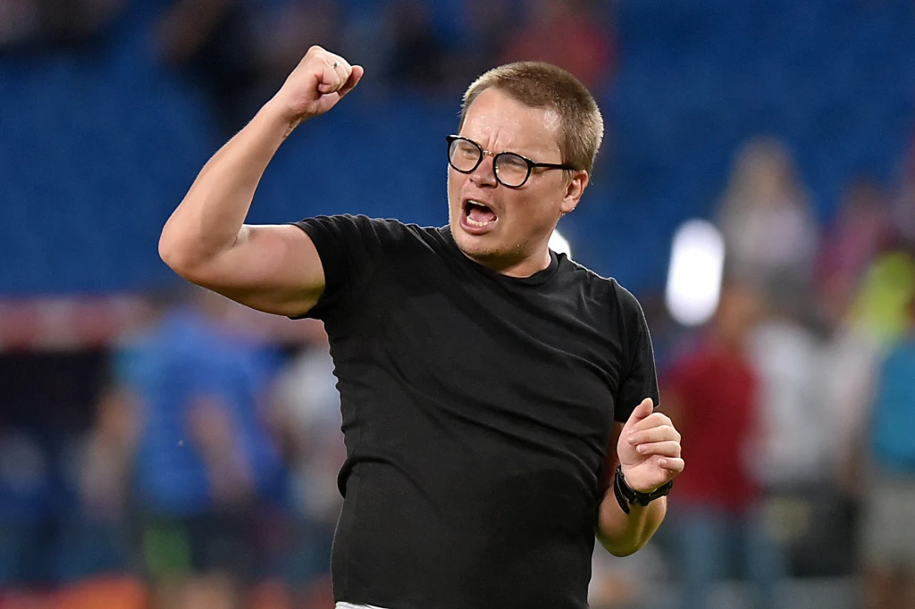 W geście triumfu prezes krakowskiego klubu, Jarosław Królewski W geście triumfu prezes krakowskiego klubu, Jarosław Królewski