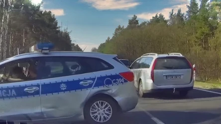 Wyprzedzający uderzył w skręcający radiowóz. Wyrok sądu to zaskoczenie /fot. MaineCoonThe/YouTube