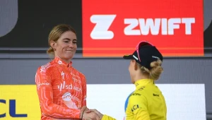 Demi Vollering (z lewej) gratulująca triumfu w Tour de France Katarzynie Niewiadomej