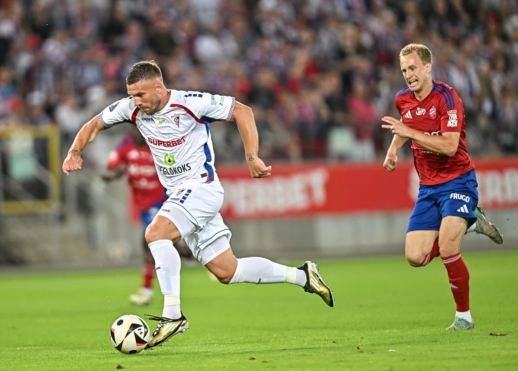 W natarciu Lukas Podolski. Murawę opuścił przedwcześnie z powodu urazu W natarciu Lukas Podolski. Murawę opuścił przedwcześnie z powodu urazu