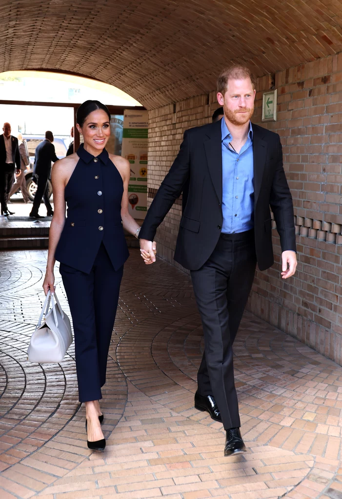 Meghan Markle zachwyciła biznesowym stylem, rozpoczynając podróż w Kolumbii. Taki styl także kocha księżna Kate 