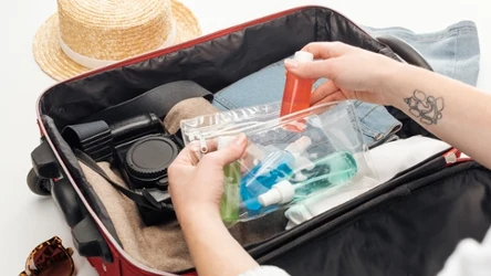 Jak spakować kosmetyki w bagaż podręczny tak, by nie przekroczyć dozwolonego limitu płynów? To nic trudnego