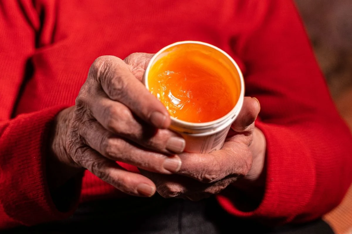 Maść nagietkowa jest często stosowana w pielęgnacji przeciwstarzeniowej Maść nagietkowa jest często stosowana w pielęgnacji przeciwstarzeniowej