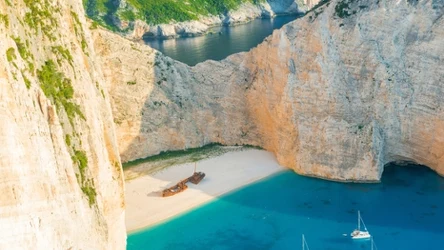 Grecka "Zatoka Wraku" na wyspie Zakyntos. Turyści chętnie odwiedzają to miejsce.