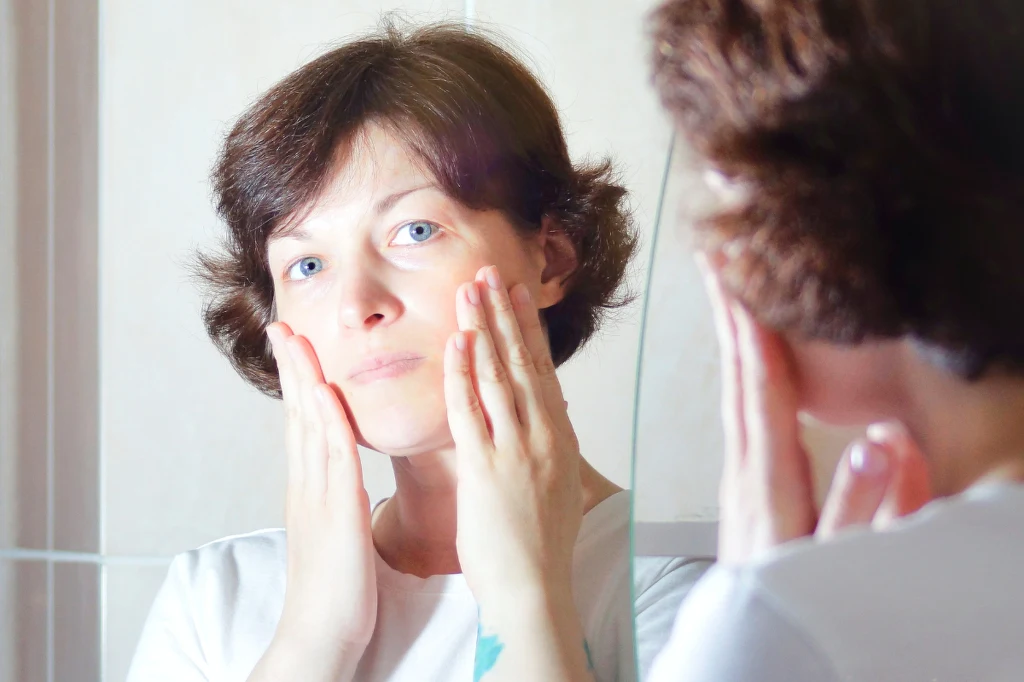 Najmniej korzystne dla skóry jest spanie na brzuchu. Może prowadzić do powstawania głębokich zmarszczek Najmniej korzystne dla skóry jest spanie na brzuchu. Może prowadzić do powstawania głębokich zmarszczek