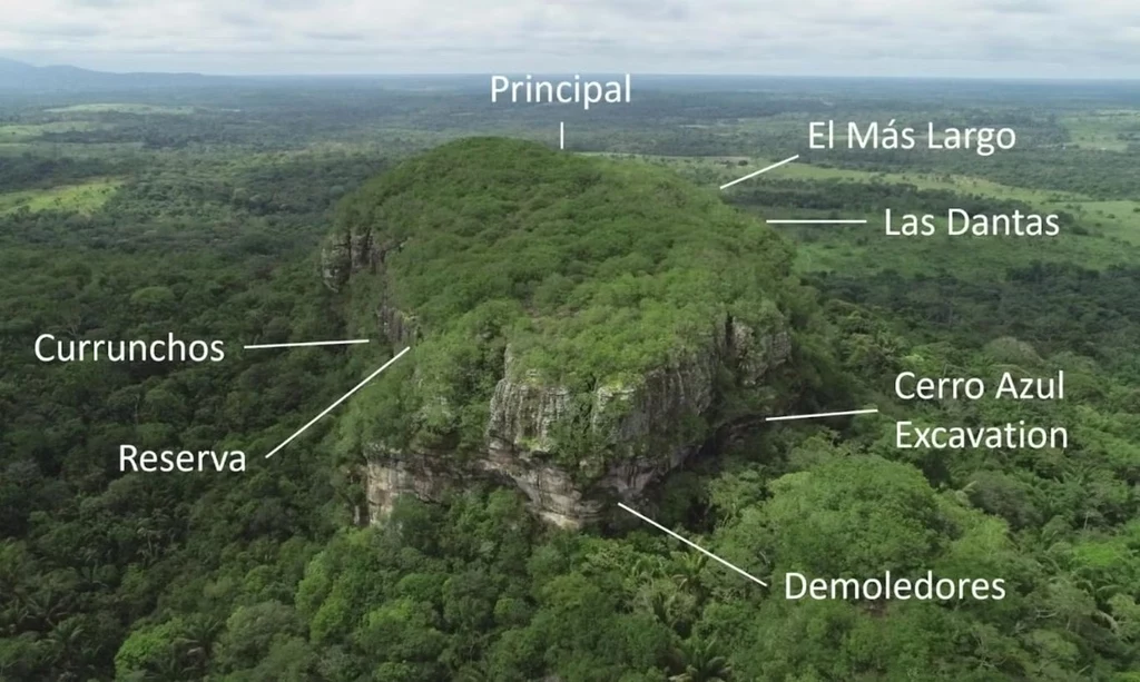 Cerro Azul z lokalizacją paneli sztuki naskalnej i miejscem wykopalisk analizowanych w nowym badaniu 