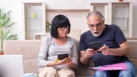 Emeryci, którzy dorabiają do emerytury, powinni zapoznać się z najnowszymi przepisami. Nowe limity zarobkowe wejdą w życie już od początku września. 