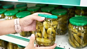 Słoiki z przetworami nie chcą się zassać? Wypróbuj metodę babci