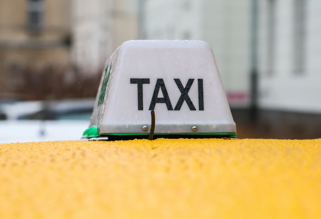 Kierowca taksówki przywłaszczył portfel klienta. Teraz czeka go kara