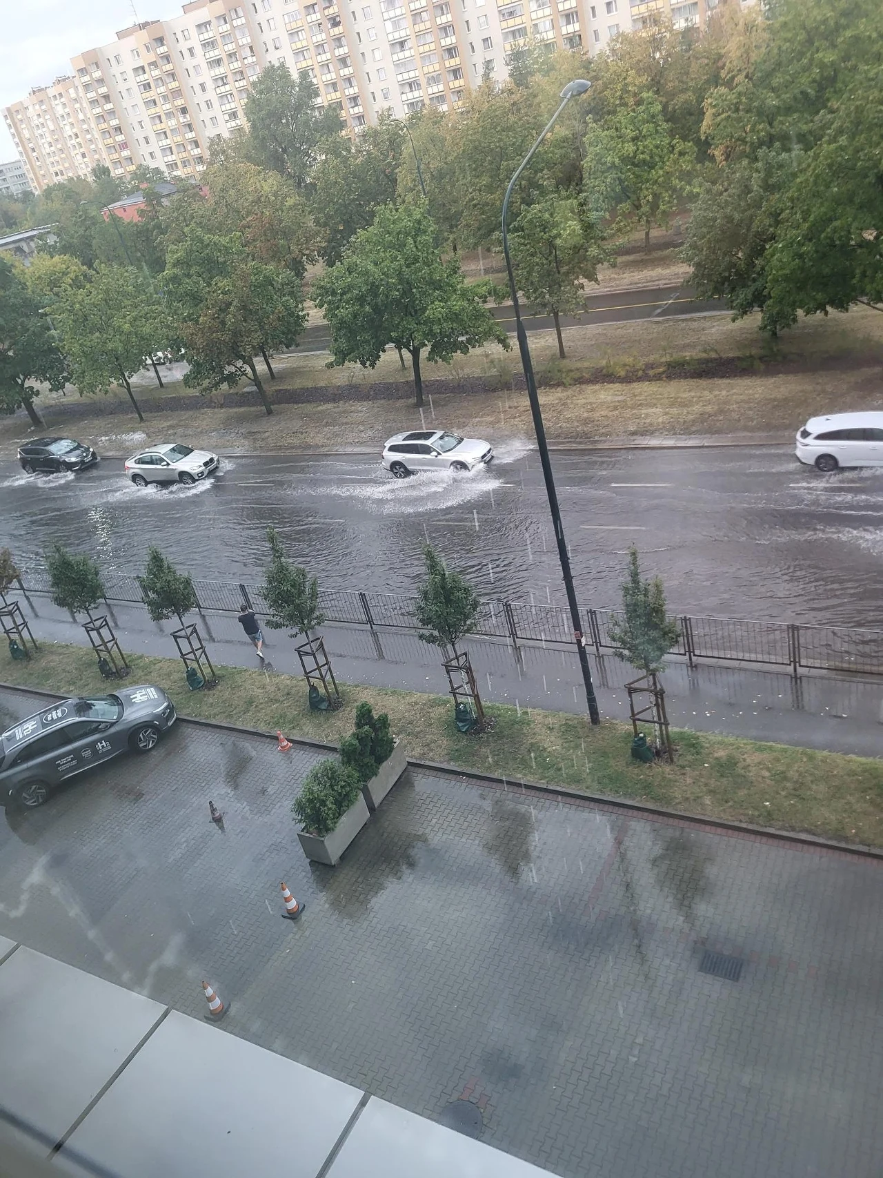 Ulewa w rejonie ul. Ostrobramskiej w Warszawie