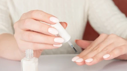 Czym są milkshake nails? Poznaj manicure w mlecznym kolorze, który podbija trendy