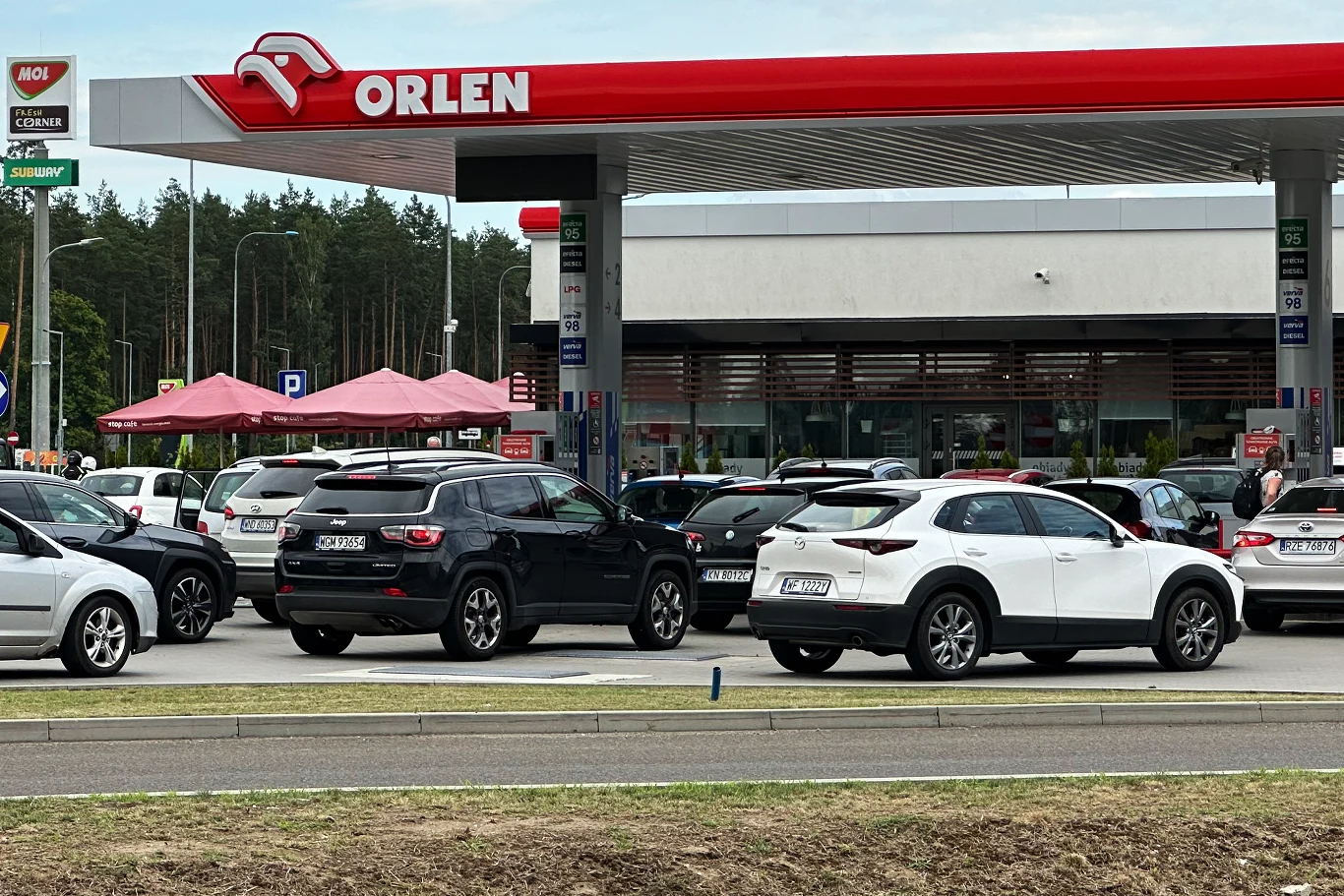 W ślad za Orlenem poszły inne stacje, które oferowały podobne promocje. W ślad za Orlenem poszły inne stacje, które oferowały podobne promocje.