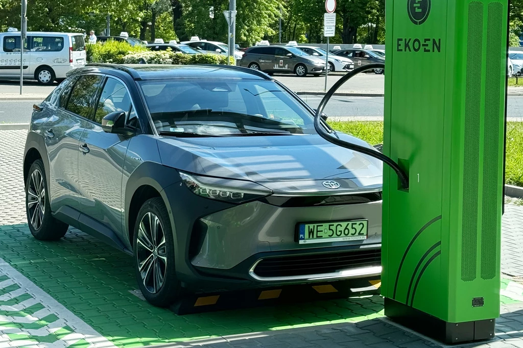 Toyota uruchomiła usługę Toyota Charging Network. Klienci będą mogli wybrać jedną z trzech taryf.