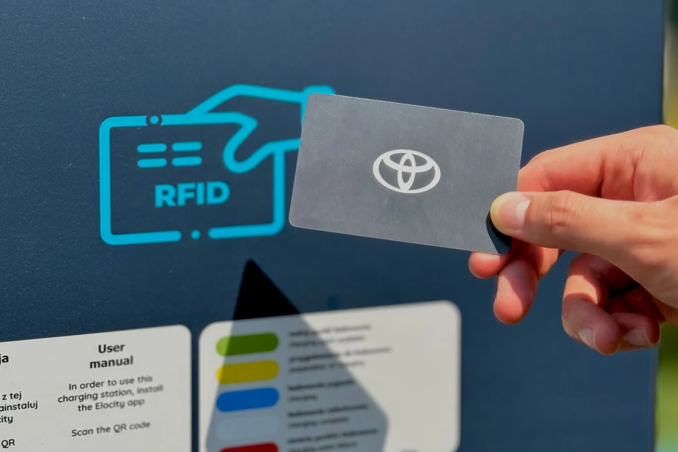 Toyota Charging Network pozwala obsługiwać ładowarki za pomocą karty RFID i mobilnej aplikacji MyToyota.