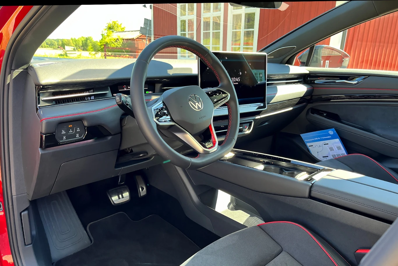 Różnice względem podstawowej wersji widać także we wnętrzu. Nie brakuje tu czerwonych przeszyć i zdobień. Różnice względem podstawowej wersji widać także we wnętrzu. Nie brakuje tu czerwonych przeszyć i zdobień.